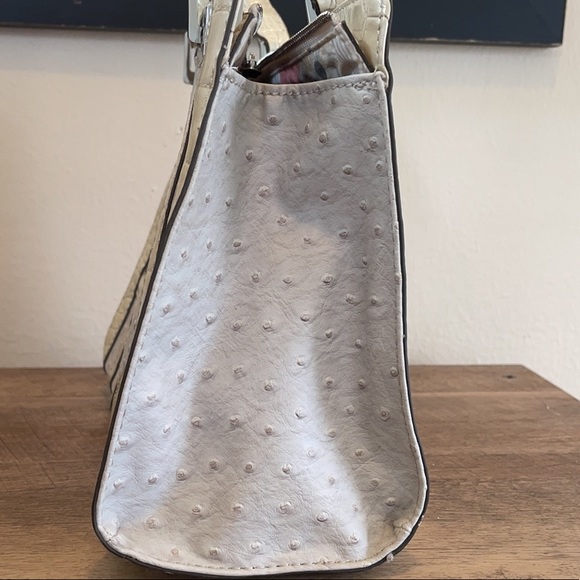 Guess - Picture 7 of 14